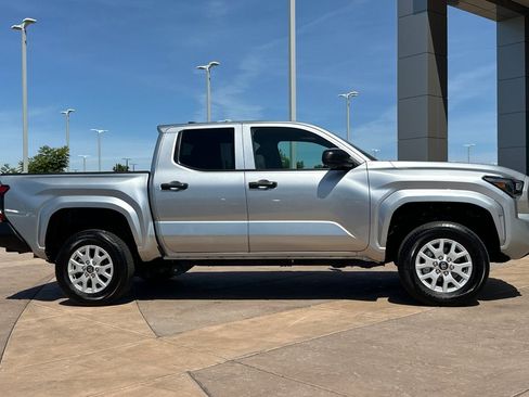 Used 2025 Toyota Tacoma SR AWD/4WD image 3