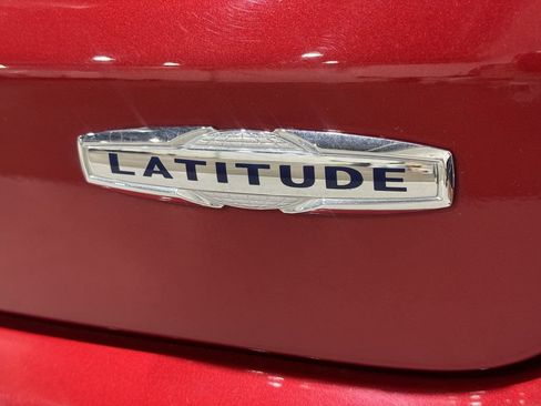 Used 2025 Jeep Compass Latitude w/ Sun & Sound Group AWD/4WD image 33