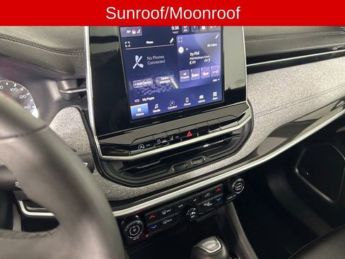 Used 2025 Jeep Compass Latitude w/ Sun & Sound Group image 3