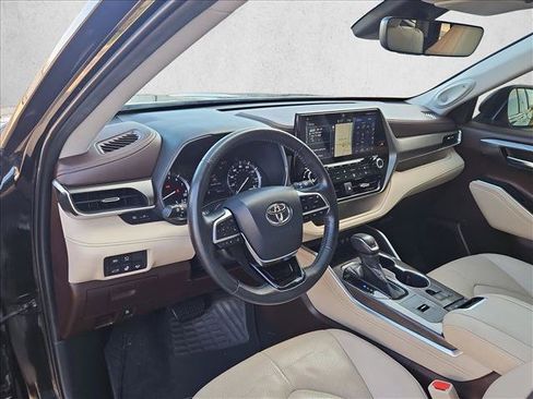 Used 2020 Toyota Highlander Limited FWD image 10
