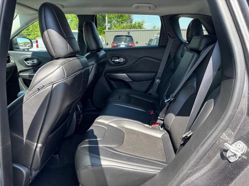Used 2019 Jeep Cherokee Latitude Plus w/ Comfort/Convenience Group AWD/4WD image 12