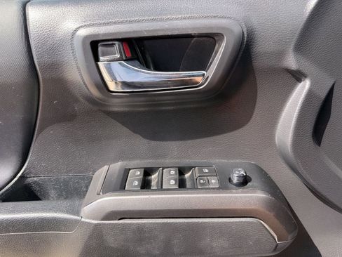 Used 2022 Toyota Tacoma TRD Off-Road w/ TRD Premium Off Road Package AWD/4WD image 25