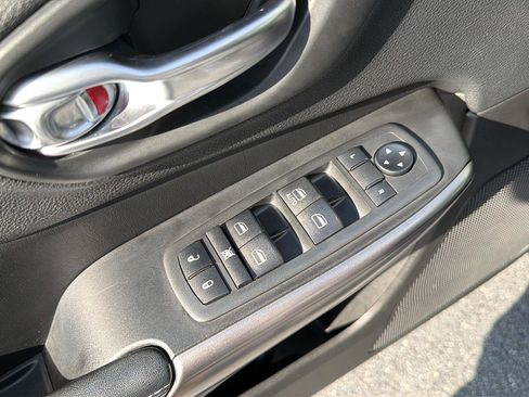Used 2020 Jeep Cherokee Latitude FWD image 30