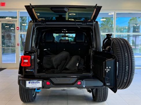 Used 2023 Jeep Wrangler Unlimited Sahara AWD/4WD image 39
