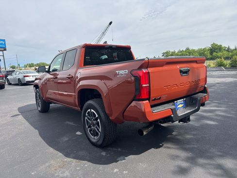 Used 2025 Toyota Tacoma TRD Sport AWD/4WD image 7