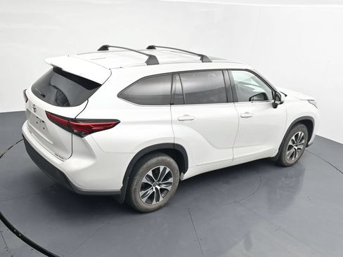 Used 2022 Toyota Highlander XLE AWD/4WD image 16