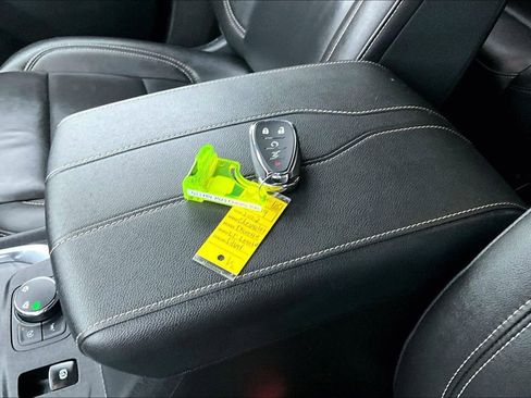 Used 2023 Chevrolet Traverse LT image 35