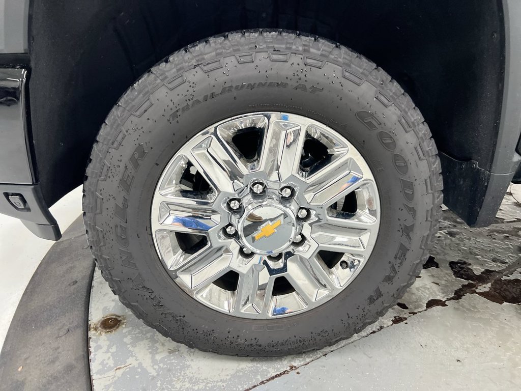 Used 2026 Chevrolet Silverado 2500 High Country w/ High Country Premium Package AWD/4WD image 28