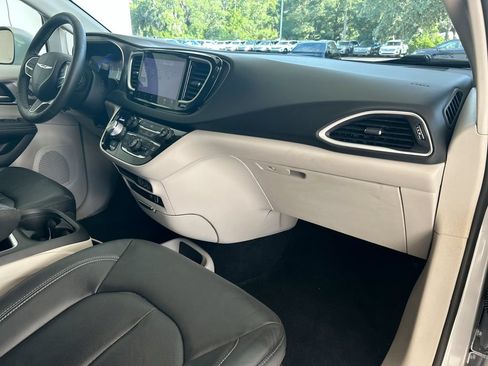 Used 2022 Chrysler Pacifica Touring-L FWD image 29