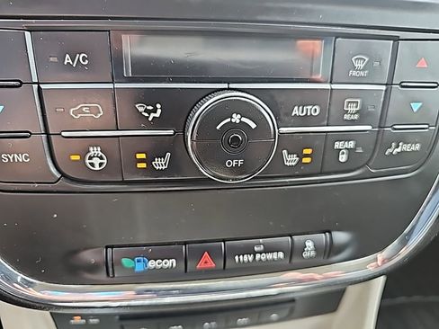 Used 2014 Chrysler Town & Country Touring-L image 41