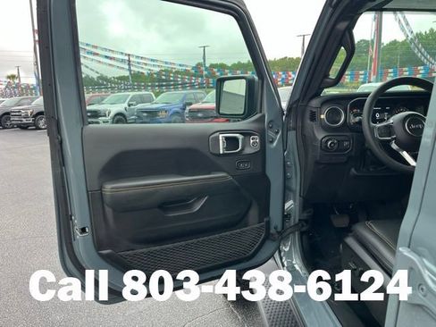 Used 2026 Jeep Wrangler Unlimited Sahara AWD/4WD image 4