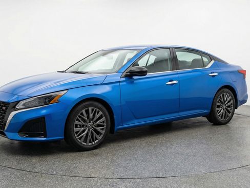 Used 2025 Nissan Altima 2.5 SV FWD image 3