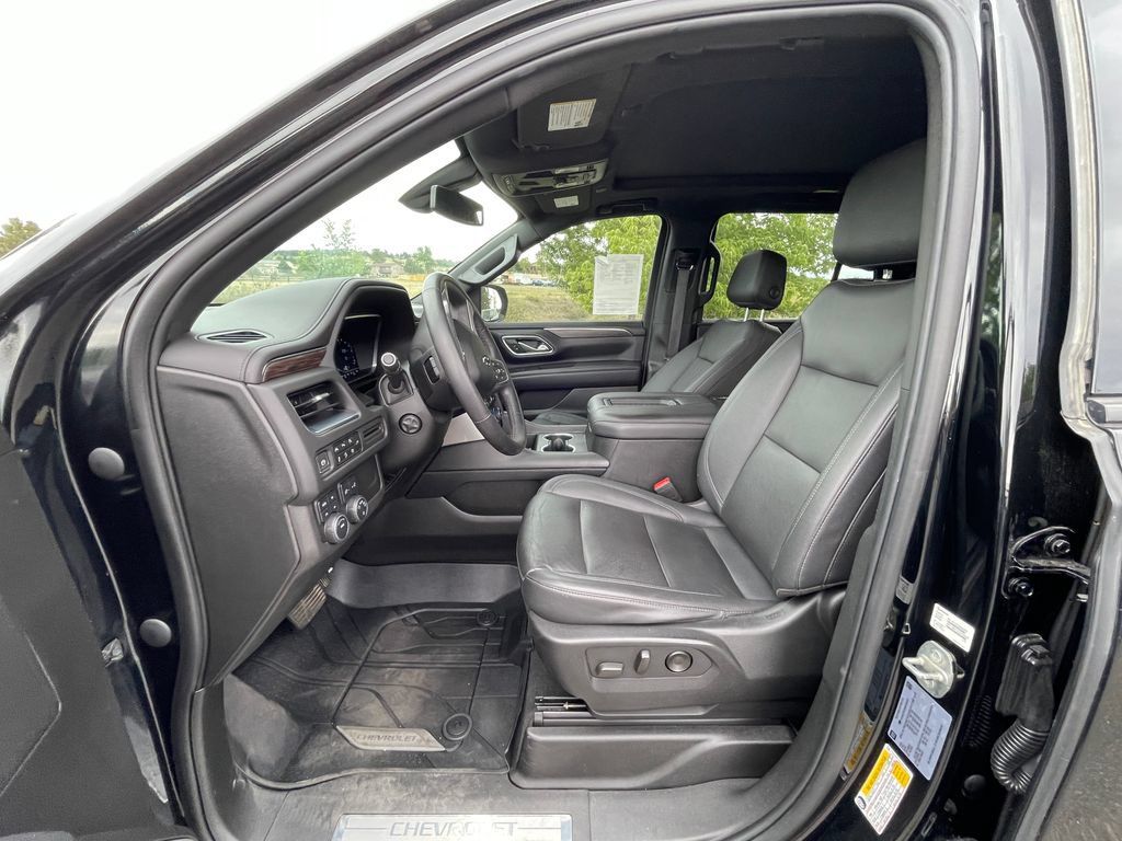 Used 2022 Chevrolet Tahoe Z71 w/ Luxury Package AWD/4WD image 3