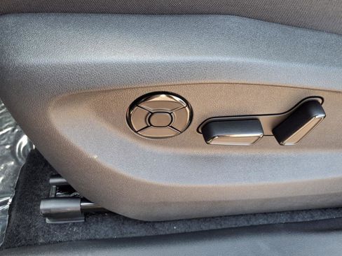 New 2025 Volkswagen Tiguan SE image 14