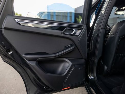 Certified 2025 Porsche Macan image 39