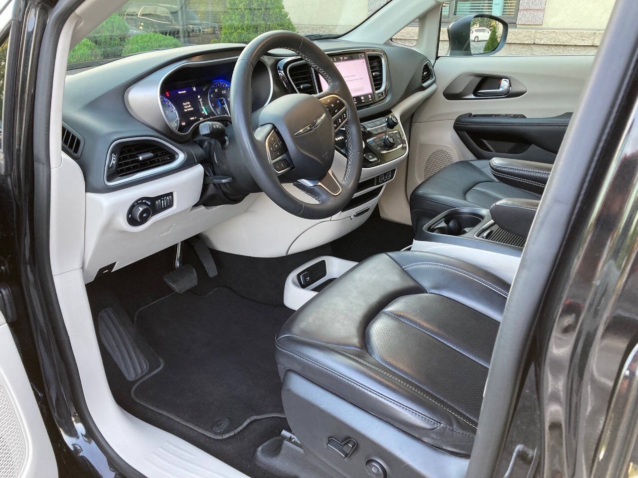 Used 2023 Chrysler Pacifica Touring-L FWD image 6