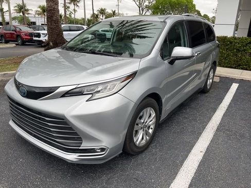 Used 2021 Toyota Sienna Limited image 1