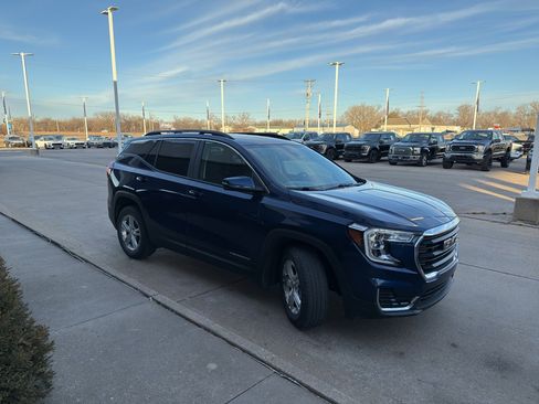 Used 2022 GMC Terrain SLE w/ Driver Convenience Package image 4