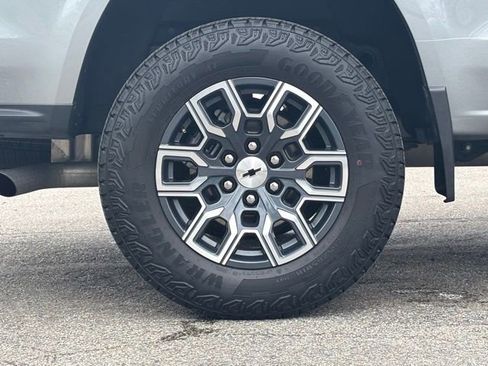 Used 2024 Chevrolet Colorado Z71 w/ Z71 Convenience Package 2 AWD/4WD image 3