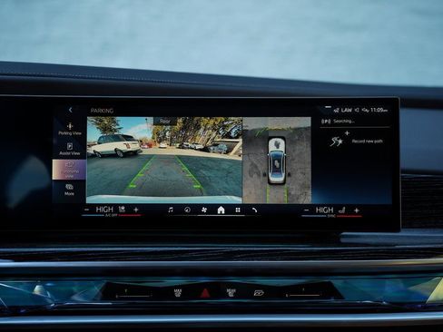 Used 2023 BMW 740i w/ Parking Assistance Package image 31