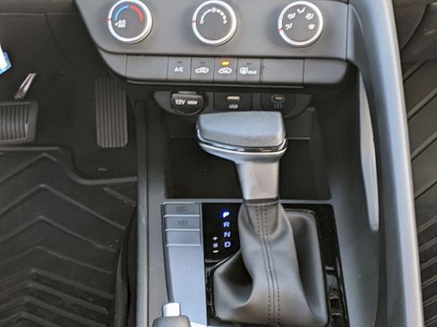 New 2025 Hyundai Elantra SE image 17