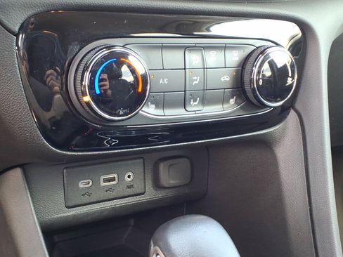 Used 2022 Buick Encore GX Preferred w/ Cold Weather Comfort Package FWD image 13
