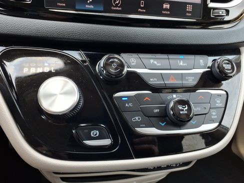 Used 2024 Chrysler Pacifica Touring-L FWD image 18