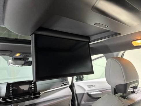 Used 2021 Toyota Sienna XSE FWD image 6