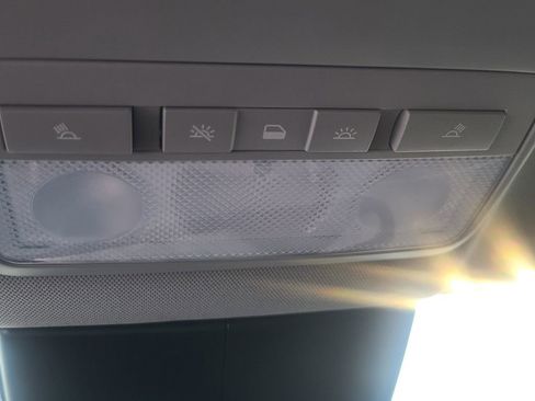 Used 2022 Chevrolet Trax LT w/ LT Convenience Package image 17