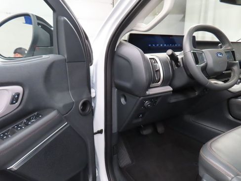 Used 2025 Ford Expedition Active image 59