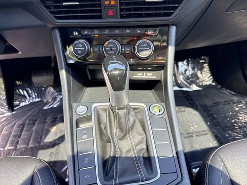 Used 2023 Volkswagen Jetta SE w/ Panoramic Sunroof Package FWD image 19
