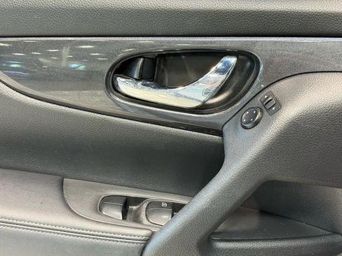 Used 2017 Nissan Rogue SV w/ SV Premium Package image 11