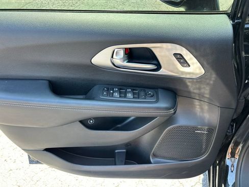 Used 2022 Chrysler Pacifica Limited w/ S Appearance Package FWD image 14