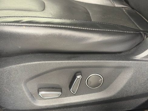 Used 2018 Ford Edge Titanium w/ Equipment Group 301A AWD/4WD image 26