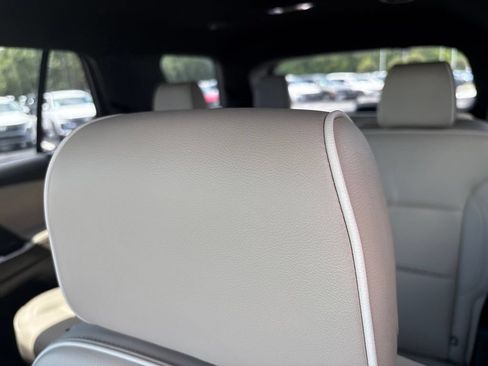 Used 2023 Chevrolet Traverse Premier FWD image 6