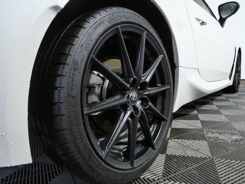 Used 2025 Toyota GR86 Premium w/ ALL Weather Mat Package (TMS) RWD image 9