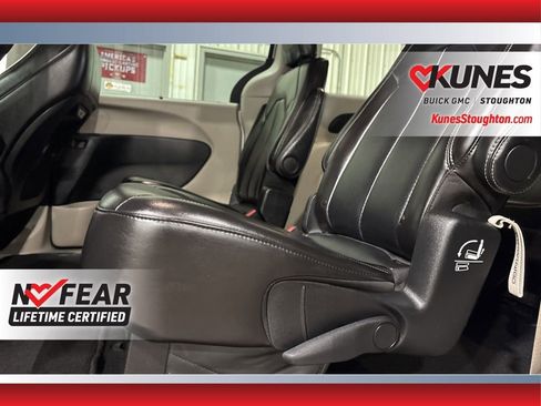 Used 2024 Chrysler Pacifica Touring-L image 19