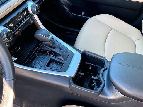 Used 2022 Toyota RAV4 XLE Premium image 16