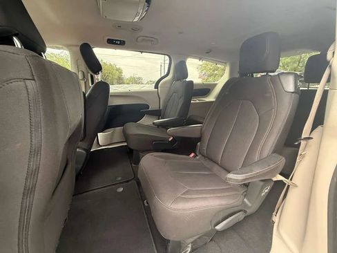 Used 2017 Chrysler Pacifica Touring Plus w/ Tire & Wheel Group FWD image 19