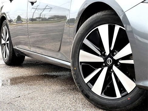 Used 2019 Nissan Altima 2.5 SV image 2