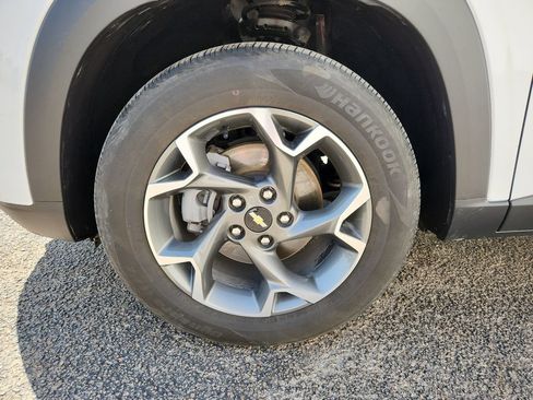 Used 2025 Chevrolet Trax LT FWD image 14
