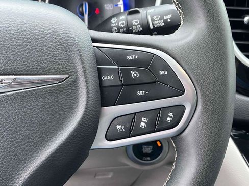 Used 2024 Chrysler Pacifica Touring-L FWD image 36