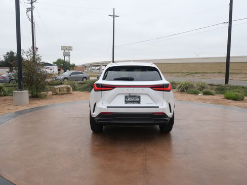 Certified 2024 Lexus NX 250 FWD w/ Premium Package image 4