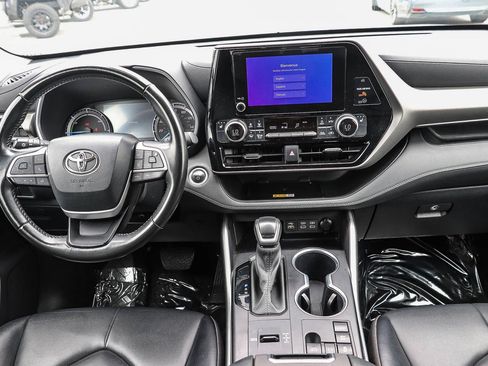 Certified 2024 Toyota Highlander XLE FWD image 13