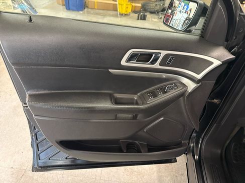 Used 2015 Ford Explorer XLT w/ Equipment Group 202B AWD/4WD image 27