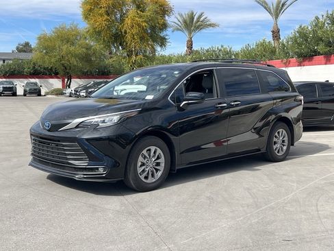 Used 2025 Toyota Sienna XLE image 4