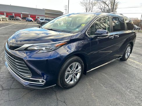 Certified 2024 Toyota Sienna Platinum image 1