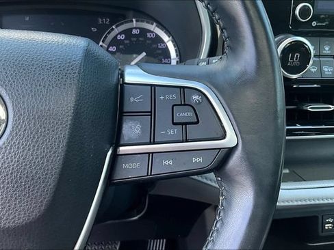 Used 2022 Toyota Highlander XLE AWD/4WD image 12