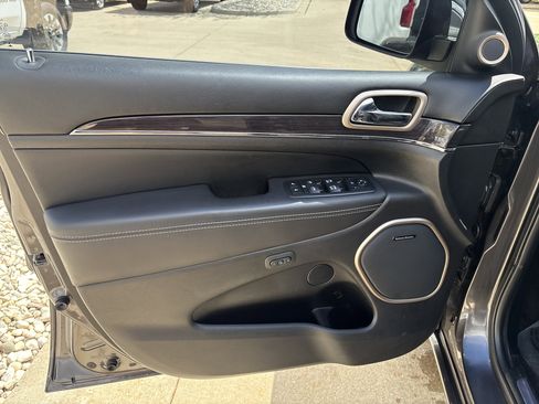 Used 2017 Jeep Grand Cherokee Overland AWD/4WD image 9