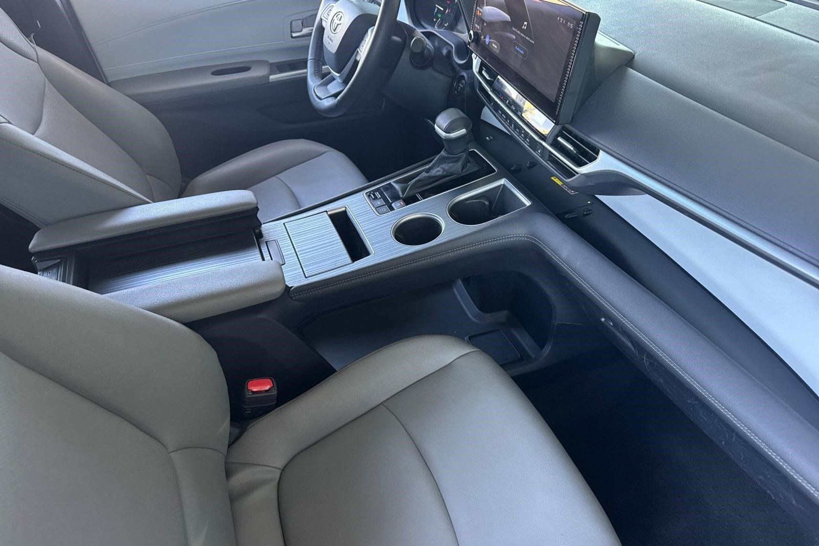 Used 2026 Toyota Sienna XLE FWD image 33